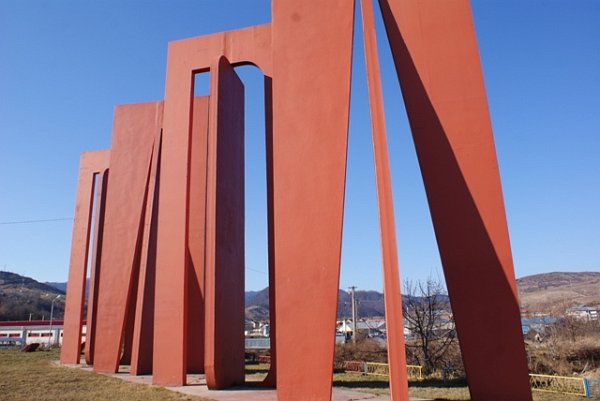 Monumento a DADA . Moinesti (Rumanía)